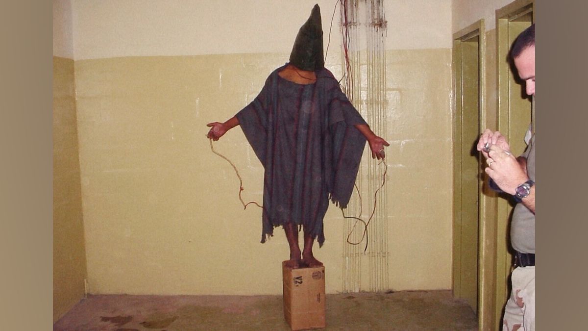 „Přál jsem si zemřít.“ Soud v USA řeší dvacet let staré mučení iráckých vězňů Američany v Abú Ghrajb